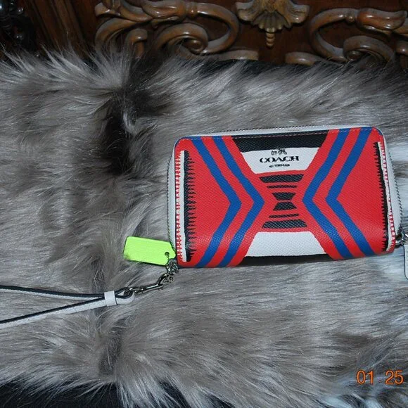 Coach Wallet Wristlet NEW - Picture 2 of 8